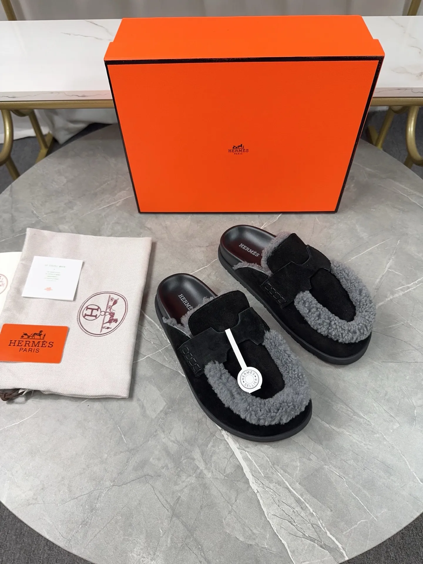 p460🐮🐮HERMES Birkenstock Mules🍬 Spring and summer really need versatile slippers. They have a casual and high-end feel, and the comfort is also great. The large toe design adds a playful feel, and the slip-on design is convenient and practical to wear. 🌷Upper: original high mercerized cow velvet 🌷Inner lining: wool 🌷Outsole: original TPU water platform + rubber film combination 🌷Number of sizes: women's size 35-40 (40-41 -42 is not returnable) men's size: 38-45 (45 is not returnable)